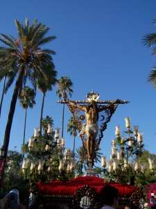 la vela es obra de Carrasquilla de 1952. Es el pa�o pa�o triangular que pende de los brazos de la cruz 